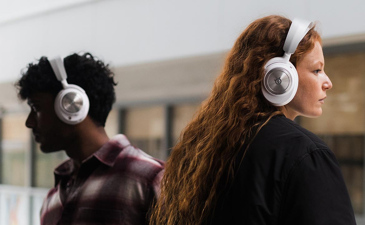 White Arctis Nova Pro SteelSeries wireless gaming headset